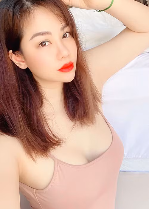 Con dâu thứ ba của tỷ phú Hoàng Kiều được khen ngợi ngày càng đẹp mặn mà.