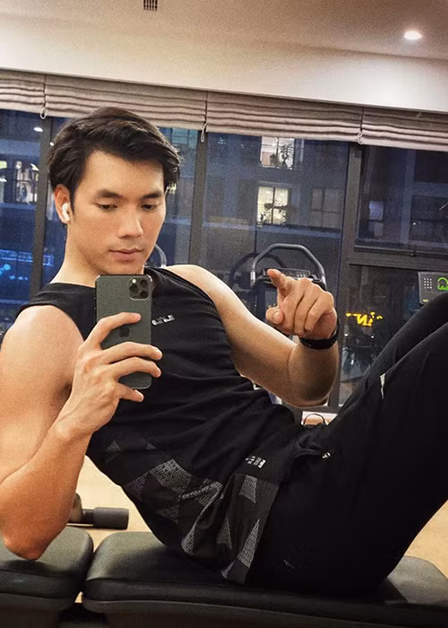 Khi rảnh rỗi, nam diễn viên dành thời gian tập gym, xem phim, đi du lịch.