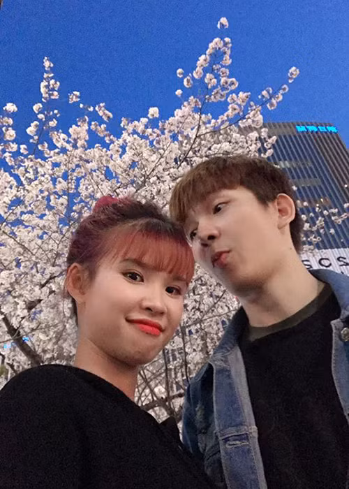 Khởi My từng cho biết, cô và chồng đến với nhau, xem nhau như những người bạn tri kỷ, thân thiết nên dễ dàng chia sẻ.