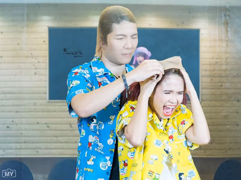 Khởi My giải thích vì vợ chồng không thuộc tuýp người lãng mạn nên cô không bắt buộc Kelvin Khánh phải làm điều đó.