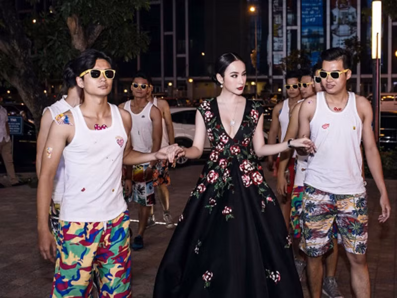 "Bà mẹ nhí" hết cưỡi ngựa, ngồi xích lô, đeo mặt nạ đến được dàn vệ sĩ hộ tống. Ảnh: Vietnamnet