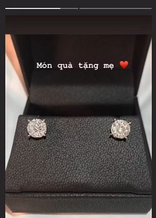 Trước đây, nàng hoa hậu gốc Hải Phòng tặng đấng sinh thành đôi khuyên tai đính đá quý giá trị để báo hiếu.