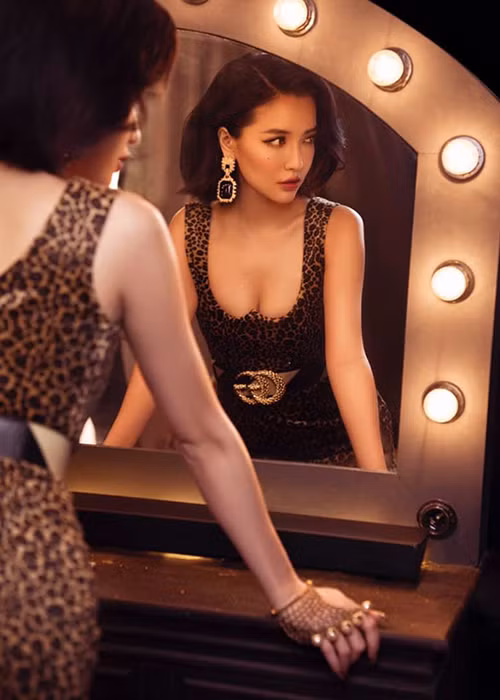 Bích Phương sở hữu vòng một khiêm tốn nhưng cô khéo diện trang phục gợi cảm đủ để người đối diện khó rời mắt.