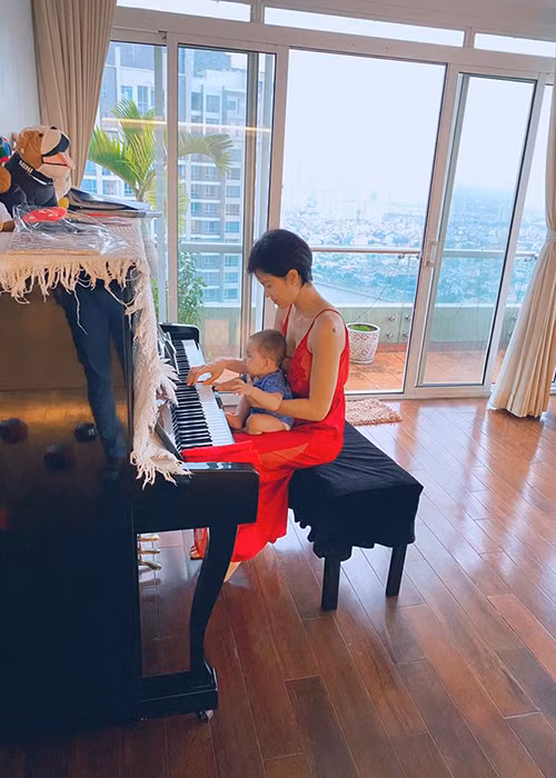 Nữ MC cho biết, ông xã tạo đã điều kiện cho cô sớm tái xuất showbiz bởi biết cô đam mê công việc.