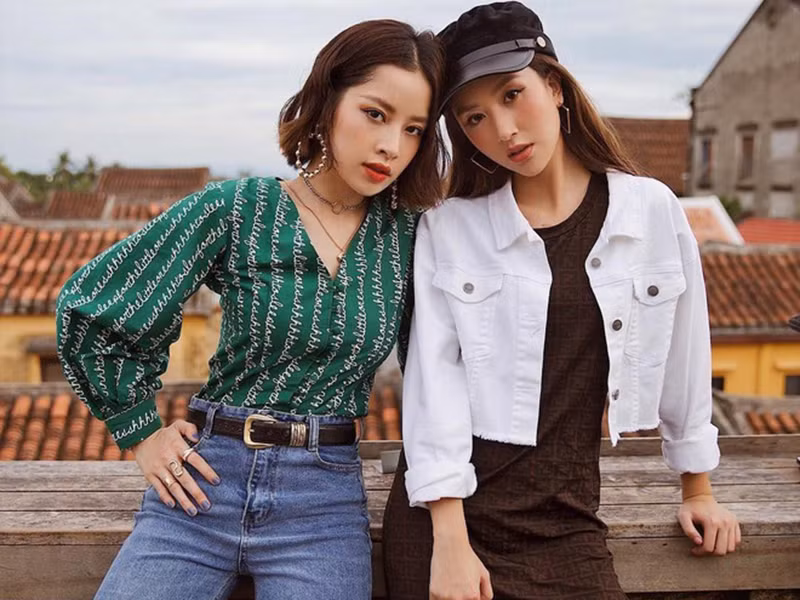 Chi Pu sinh năm 1993, hơn Quỳnh Anh Shyn 3 tuổi. Cả hai đều xuất thân là hot girl.