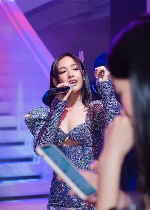 Hình ảnh nữ chính "Người ấy là ai" tự tin khoe vẻ quyến rũ khi đi diễn.