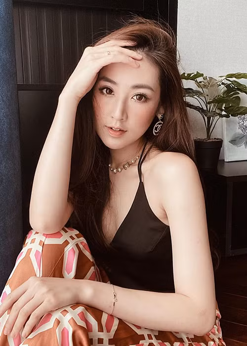 Cuộc sống của nàng á hậu hiện tại đầy bình yên, hạnh phúc.