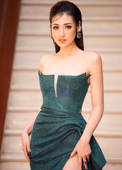 Nàng á hậu trông mảnh mai hơn cả thời còn son rỗi.
