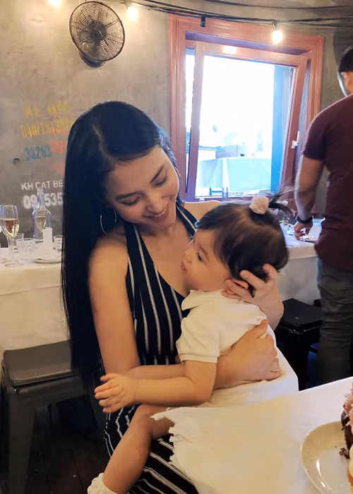 Bé Mai Vi càng lớn càng xinh xắn.