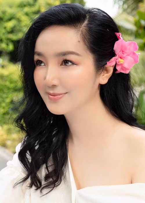 Khi rảnh rỗi, cô còn thích ở nhà nấu ăn, gặp gỡ bạn bè và làm thơ.