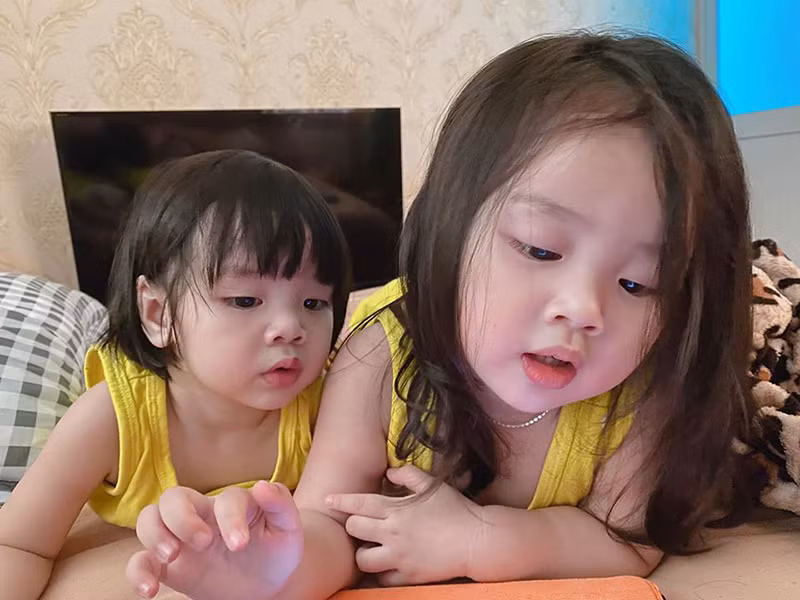 Bảo Ngọc thường xuyên cho hai con gái mặc đồ đôi.