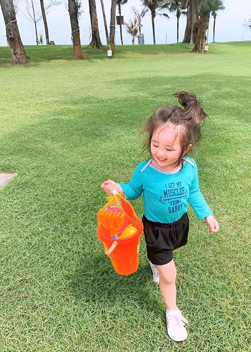 Cô nhóc luôn nở nụ cười trên môi.
