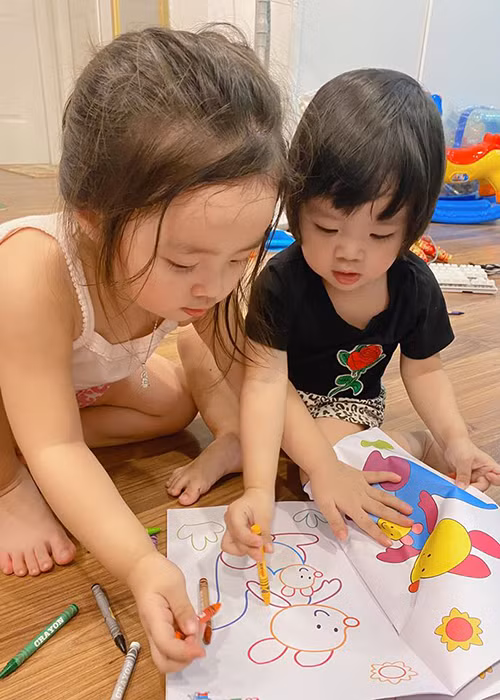  Hai con gái của Hoài Lâm yêu thương nhau.
