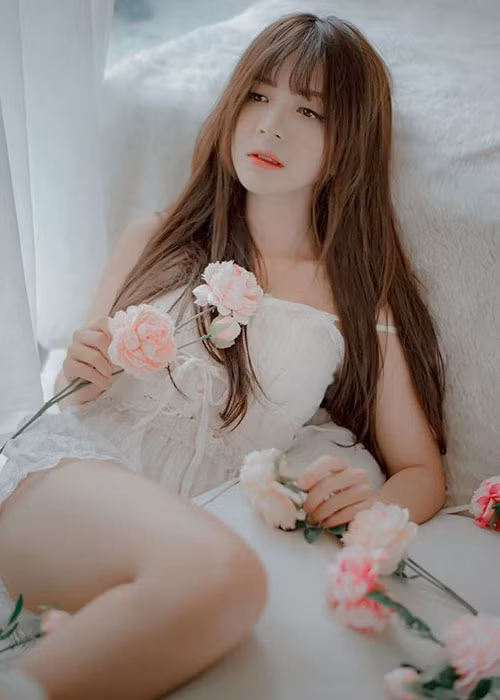 Hình ảnh gợi cảm của 9X chỉ vừa đủ, chứ không quá đà.