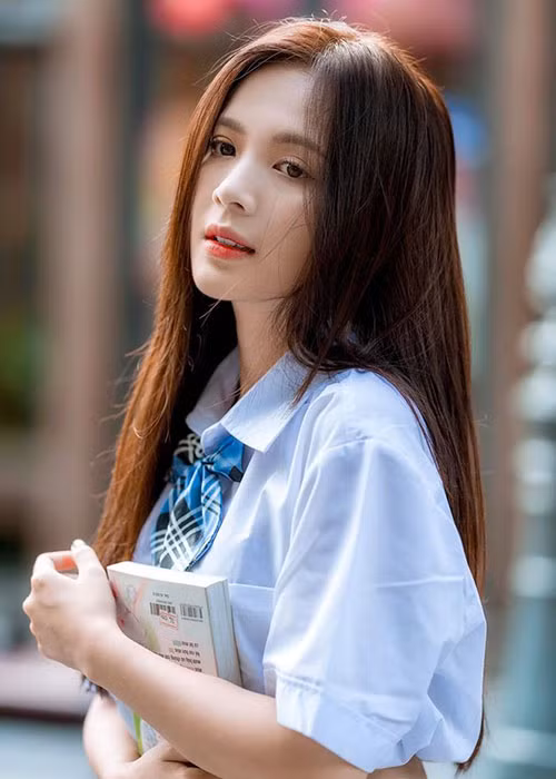 Ngọc Huyền sinh năm 1997, tốt nghiệp trường Đại học Sư phạm Hà Nội.
