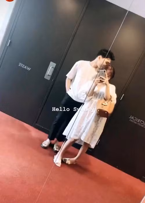 Chia sẻ về bạn trai, Văn Mai Hương từng cho biết, người yêu không ở trong showbiz. Cả hai quen biết nhau qua bạn bè. Lúc đầu, nữ ca sĩ nghĩ chắc bạn trai là gay bởi anh có ngoại hình thư sinh, đẹp trai, thường mặc áo sơ mi đóng thùng bảnh bao.