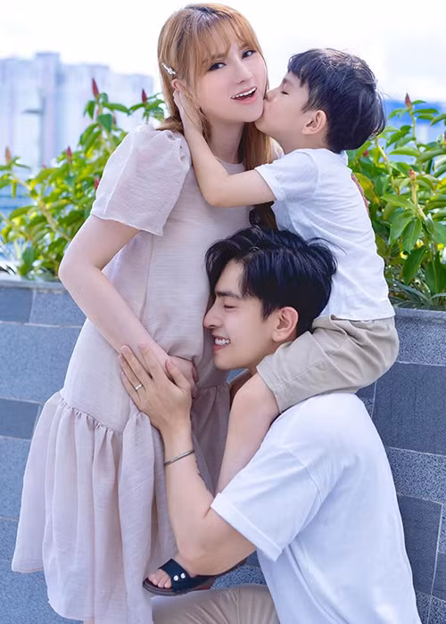 Thu Thủy ly hôn năm 2017. Đến năm 2019, nữ ca sĩ tái hôn. Hiện tại, Thu Thủy mang bầu với chồng trẻ.