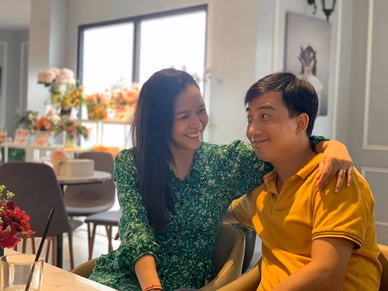 Hồng Quang thậm chí chiều sở thích “đàn đúm” bạn bè của Diễm Hương.