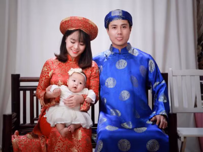 Thanh Sơn chia sẻ lý do không nhắc đến vợ trên truyền thông: "Khi người ta có thứ gì quý thì thường thích giấu giếm, không phô ra đâu vì lỡ mất thì chết (cười). Chỉ đơn giản đây là cô gái tôi đã chọn. Ít nhất là trong mắt Sơn thì đó là một cô gái tốt. Chuyện tình yêu khó nói và Sơn cũng không muốn chia sẻ nhiều về điều này. Bản thân vợ tôi cũng rất ngại khi được nhắc tới".