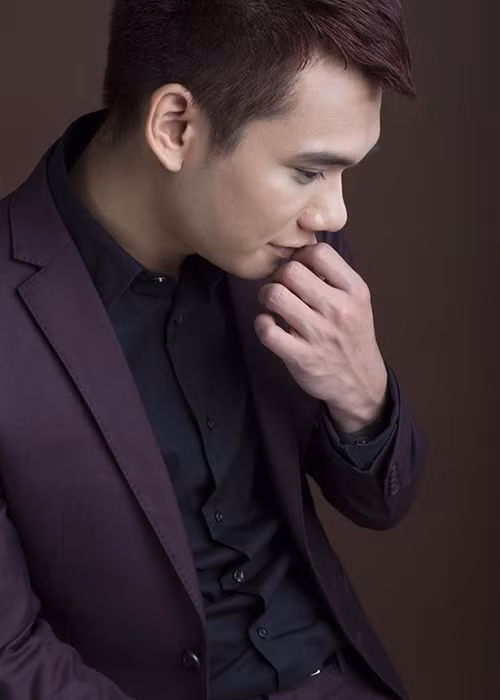 “Tôi phải nói lời tạm biệt bởi muốn thoát khỏi vũng lầy. Bạn cứ tưởng tượng sân khấu hội chợ diễn ra hàng ngày, hôm nào cũng có vài show. Ở ngoài Bắc có khoảng 5 bầu show thì cứ đi diễn với hết người này lại đến người khác. Thành ra, bạn không có thời gian để làm âm nhạc, ra sản phẩm hay liên hệ với những người có thể đưa mình lên một tầm cao mới. Bạn bị cuốn vào vòng xoáy”, Khắc Việt chia sẻ.