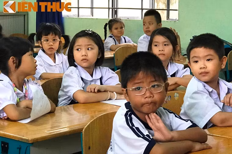 Ánh mắt ngỡ ngàng của những cô cậu học trò ngày đầu tiên bước vào lớp 1.