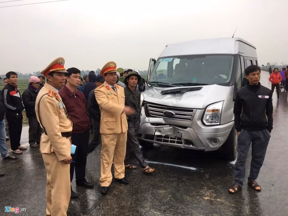 Cùng lúc đó, xe khách du lịch 16 chỗ lưu thông cùng chiều phía sau xe tải do Nguyễn Quốc Hưng (27 tuổi, trú phường Lê Lợi, TP Vinh) điều khiển không kịp xử lý, đâm ngang vào hông xe tải.