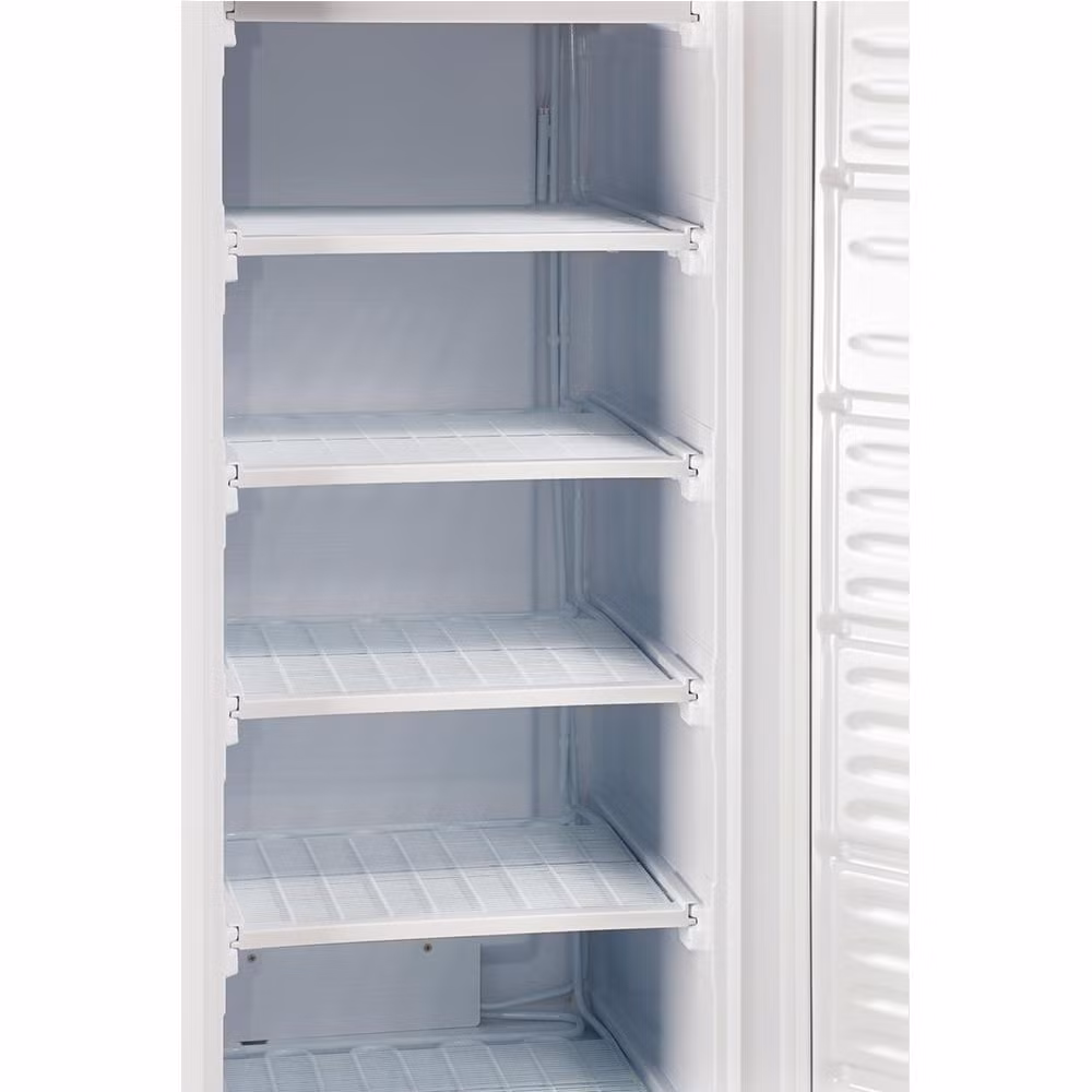 Nhận biết rượu pha cồn bằng cách cho rượu vào ngăn đá tủ lạnh. Đây là cách rất dễ áp dụng và có độ chính xác cao. Không chỉ đáng mày râu mà chị em phụ nữ cũng nên biết để chọn mua được loại rượu tốt tránh bị lừa bịp. Cho chai rượu vào ngăn đá trong 1 ngày, nếu là rượu hảo hạng sẽ không bao giờ đông, còn nếu là rượu sản xuất bằng men vi sinh chai rượu sẽ đông 1 nửa, nếu chai rượu đông cứng 100% tức là đó là rượu được làm bằng cồn.