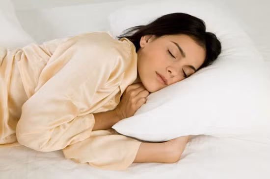 Bên cạnh việc bổ sung các thực phẩm trên để chống mệt mỏi, bạn cũng nên ngủ đủ giấc mỗi ngày giúp bạn chống lại mệt mỏi hiệu quả. Một giấc ngủ ngon và sâu giấc đóng vai trò rất quan trọng trong việc tạo nên cho bạn một sức khỏe tinh thần lành mạnh, trí óc minh mẫn.