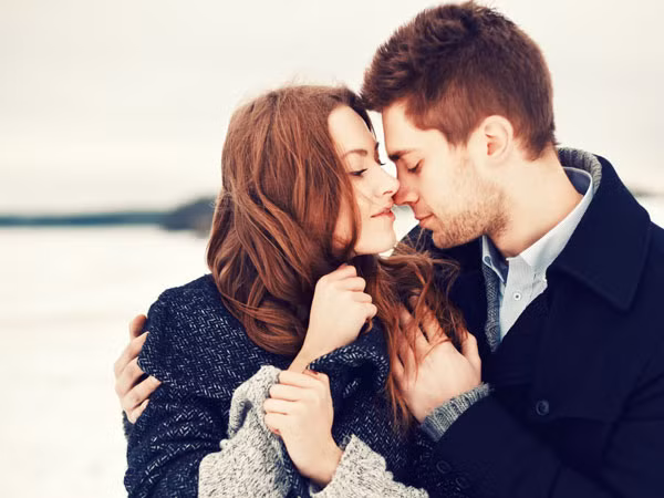 Nụ hôn Eskimo. Nụ hôn kiểu Eskimo là cách 2 người sử dụng cái mũi của mình để cọ sát vào nhau. Nụ hôn này có ý nghĩa truyền đạt tình cảm một cách dễ thương.