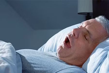 Chính vì vậy người già, người có nhiều bệnh, người suy giảm sức đề kháng, cần lưu ý những nguyên tắc phòng viêm phổi khi giao mùa: