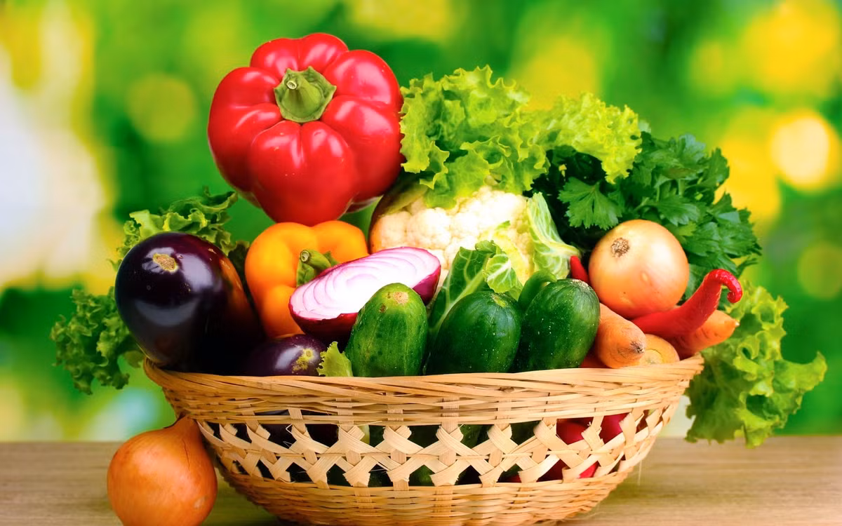 Để phòng bệnh viêm phổi cũng như các chứng bệnh khác, bác sĩ Dũng khuyên người lớn tuổi cần sử dụng các loại rau xanh, trái cây tươi đảm bảo đầy đủ vitamin A, C, E, canxi, khoáng chất, chất xơ có tác dụng tăng cường hệ miễn dịch.