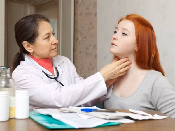 Suy giáp. Nếu tuyến giáp của bạn có điểm gì đó không được bình thường, chúng sẽ biểu hiện ngay lên tóc và da bạn. Khi bạn bị suy giáp, tóc sẽ giòn, xơ và dễ gãy. Da khô và bong tróc. Đó là do rối loạn hormone tiết ra làm tóc khó tăng trường.