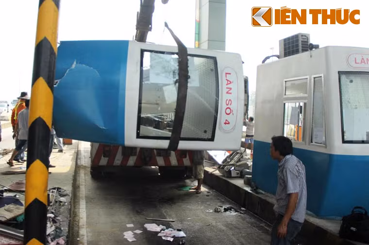 Hien truong vu xe tai tong sap tram thu phi cao toc TP HCM-TL-Hinh-4