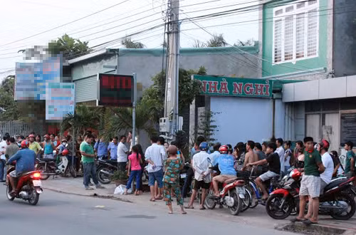 3 đàn ông cùng vào nhà nghỉ, 1 người chết bất thường 3 dàn ong cùng vao nha nghi, 1 nguòi chet bat thuong