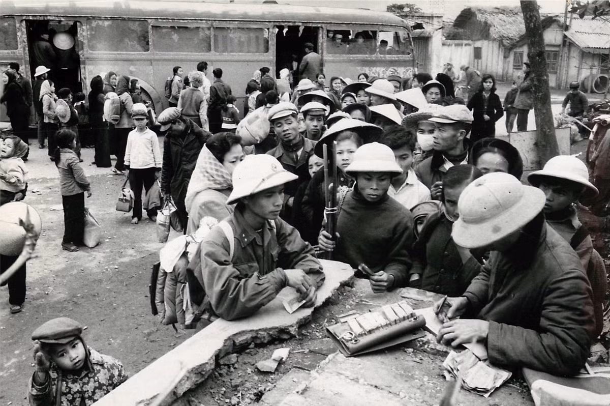 Cảnh bán vé xe khách ở Hà Nội sau kỳ nghỉ Tết năm 1967. Nhiều trẻ em được đưa về ăn tết tại Hà Nội sẽ theo các chuyến xe trở về vùng sơ tán tại nông thôn. Ảnh: Lee Lockwood.