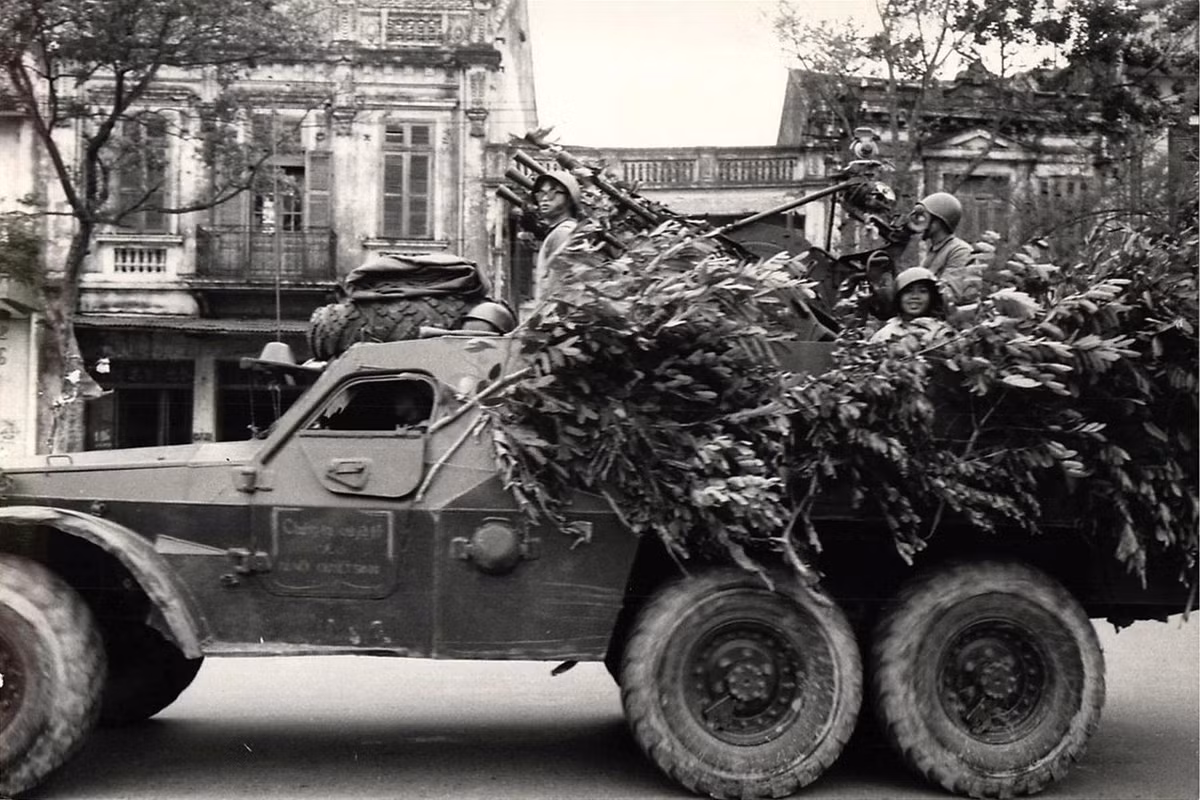 Xe bọc thép chở quân BTR-152 của Liên Xô được cải biến thành xe phòng không ở Hà Nội năm 1967. Ảnh: Lee Lockwood.