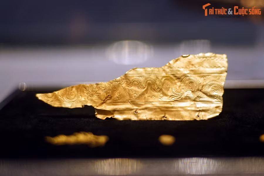 Mảnh lá vàng trang trí hình rồng và hoa văn mây thời Lý, thế kỷ 11-12, hiện vật của Hoàng hành Thăng Long.