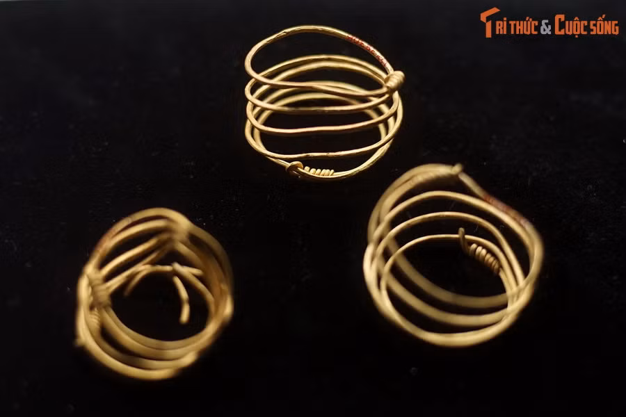 Vòng đeo tay chế tác bằng vàng của văn hóa Óc Eo, niên đại từ thế kỷ 5–7, hiện vật của Bảo tàng Lịch sử Quốc gia.