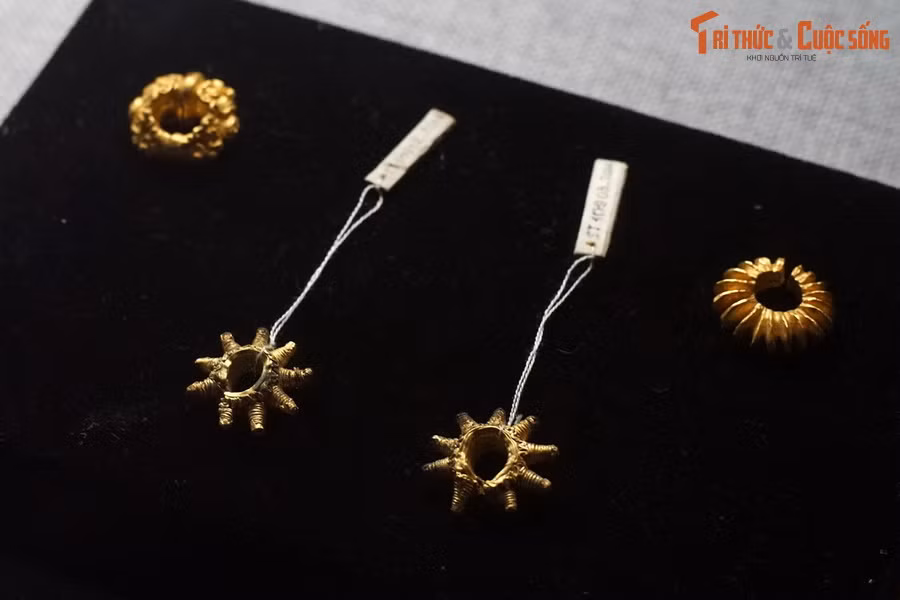 Khuyên tai vàng của văn hóa Óc Eo, niên đại từ thế kỷ 3-7, hiện vật của Bảo tàng Lịch sử Quốc gia.
