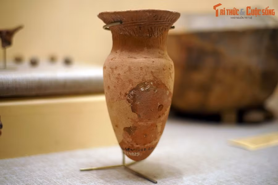 Loại hình đồ gồm được tìm thấy rất phong phú, như nồi minh khí, cà ràng minh khí, bình Sa Huỳnh, chân đế, mô hình tháp, nồi nấu kim loại, tượng động vật… Ảnh: Lọ gốm Giồng Cá Vồ.