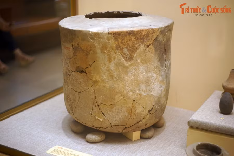 Vào ngày 13/4/2000, địa điểm Giồng Cá Vồ đã được công nhận là Di tích khảo cổ học cấp quốc gia theo Quyết định số 06/2000-QĐ-BVHTT của Bộ Văn hóa Thông tin. Ảnh: Một chiếc mộ chum được khai quật ở Giồng Cá Vồ.