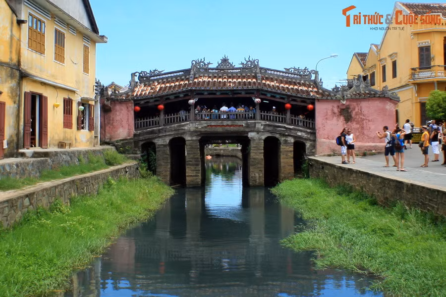 Hình ảnh Chùa Cầu trước khi trùng tu. Nằm ở trung tâm khu đô thị cổ Hội An, tỉnh Quảng Nam, Chùa Cầu Hội An, còn có tên gọi Cầu Nhật Bản hay Lai Viễn Kiều là công trình kiến trúc độc đáo và nổi tiếng bậc nhất của Di sản thế giới này