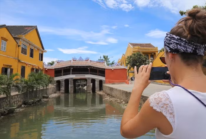  Chùa Cầu là di tích lịch sử nổi tiếng của Di sản thế giới Đô thị cổ Hội An. Những ngày gần đây, hình ảnh di tích này mang diện mạo mới sau 2 năm trùng tu đã thu hút sự quan tâm từ dư luận. Có ý kiến lo ngại cây cầu không còn giữ được vẻ đẹp cổ kính vốn có. Ảnh: Hoài Văn/Tiền Phong.