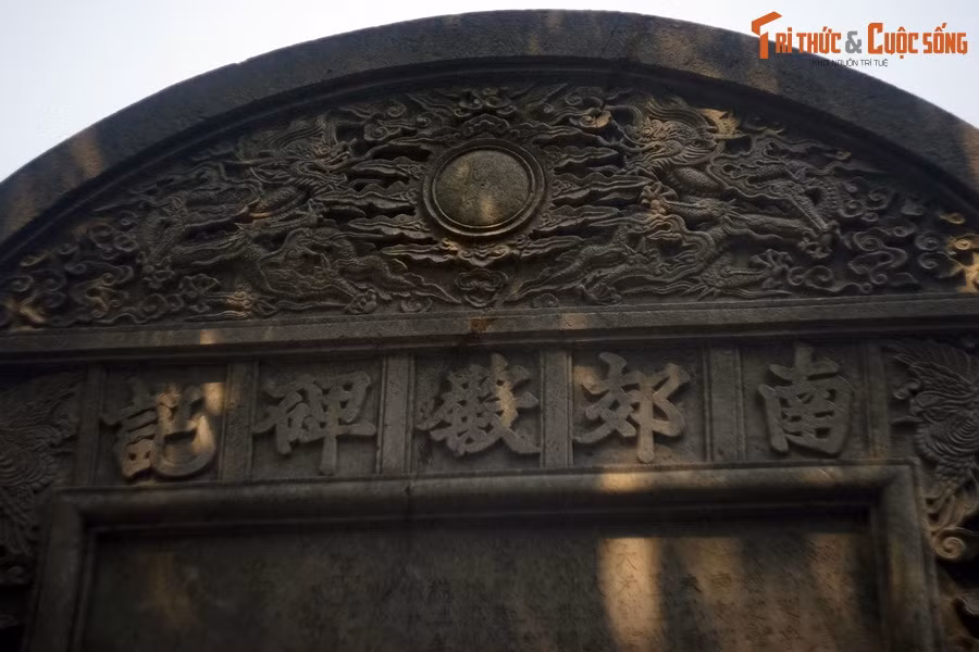 “Kính nghĩ, nước Đại Việt ta xây dựng mở mang trong trời đất muôn dặm như vậy. Đóng đô, xây thành rõ ràng việc xây dựng đất nước; Chọn hướng chính vị, tỏ lòng cung kính với trời. Lấy góc phía Nam thành để dựng điện Nam Giao Chiêu Sự”.