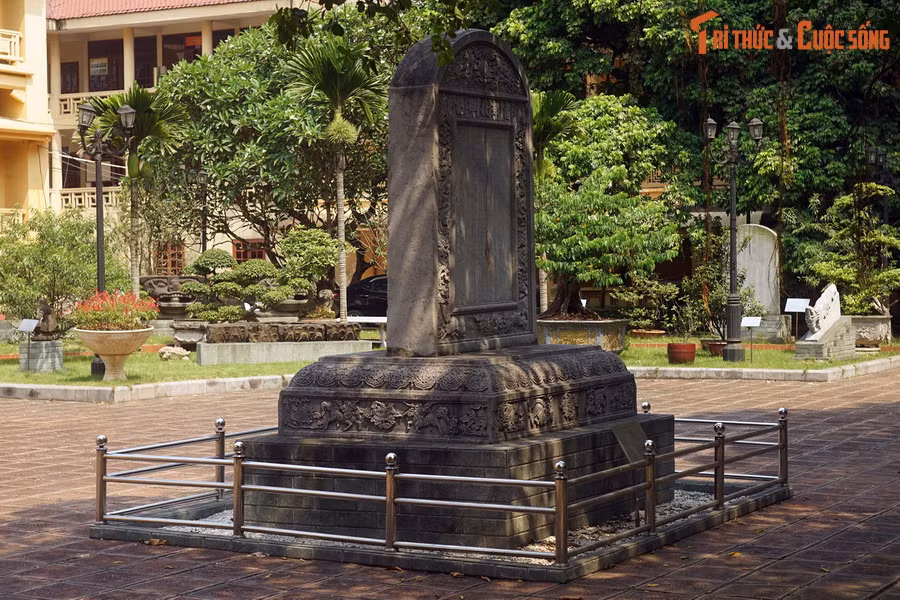 Có thể nói, tấm bia điện Nam Giao ẩn chứa trong mình một ý nghĩa lịch sử sâu sắc, khi đã trải qua nhiều thăng trầm lịch sử, chứng kiến nhiều sự đổi thay của lịch sử đất nước. Những điều khắc ghi trên bia phản ánh giá trị thiêng liêng của một quốc lễ truyền thống, mang đậm bản sắc văn hóa Việt...