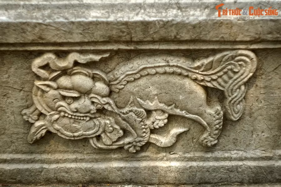 “Ngôi điện này không chỉ bày tỏ lòng tôn kính đương thời, mà còn muốn truyền mãi cho đời sau. Thế là bèn thuê thợ khắc đá truyền cho đời sau để biết được tấm lòng của Vương thượng, cung kính giữ bên trong, khiêm nhượng biểu hiện ở ngoài”.