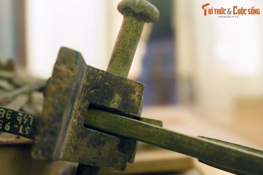 Các bộ phận này được liên kết lại bằng hai cái chốt. Khi sử dụng, dây nỏ được căng lên, cài vào khấc hãm, dùng ngón tay kéo lùi lẫy nỏ để dây bật, đẩy tung những mũi tên lao tới đích.