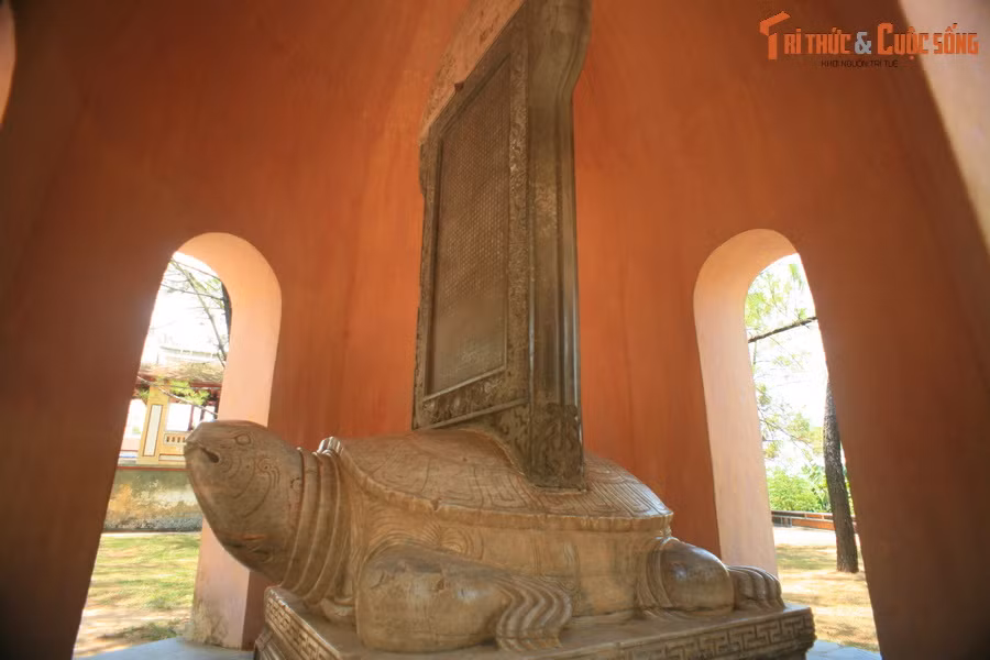 Đây là tấm bia đá có kích thước đồ sộ nhất trong số các bia đá thời chúa Nguyễn còn được lưu giữ. Hiện vật có nhiều giá trị về văn hóa, với hình thức trang trí và kỹ thuật điêu khắc phản ánh sự kế thừa từ mỹ thuật thời Lê - Trịnh, đồng thời vẫn mang nét riêng của phong cách thời Nguyễn.