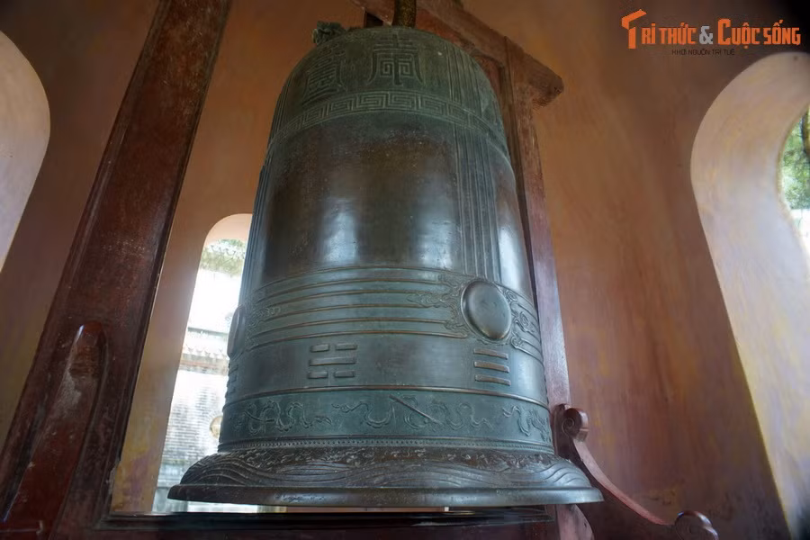 Chuông cao 188 cm chưa tính quai, đường kính miệng 140 cm, đường kính thân 114,6 cm, trọng lượng 1.985,8kg, được tạo hình cân đối, hoa văn và những mô-típ trên thân được chạm trổ tinh vi, sắc nét.