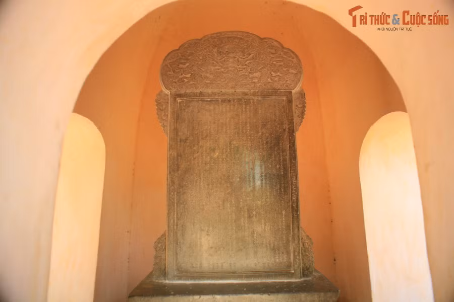 Bia được ghép từ hai tấm đá lớn, thuộc hai loại đá khác nhau. Trán bia làm bằng cẩm thạch trắng, chạm nổi đồ án “long vân”, “thủy ba”. Phần thân bia làm bằng sa thạch màu xám. Lòng thân khắc bài ký và minh của chúa Nguyễn Phúc Chu, gồm 1.250 chữ Hán